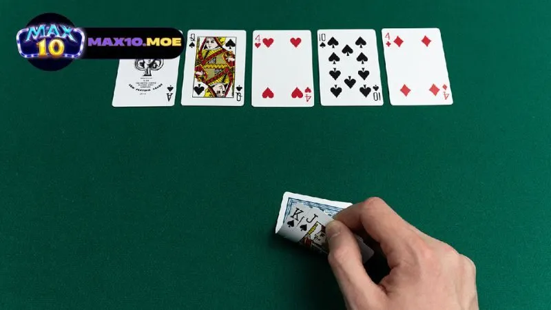 Cách chơi bài Poker Texas hold’em: Khám phá nghệ thuật & chiến lược thú vị 2 gioi-thieu-ve-poker-texas-hold’em